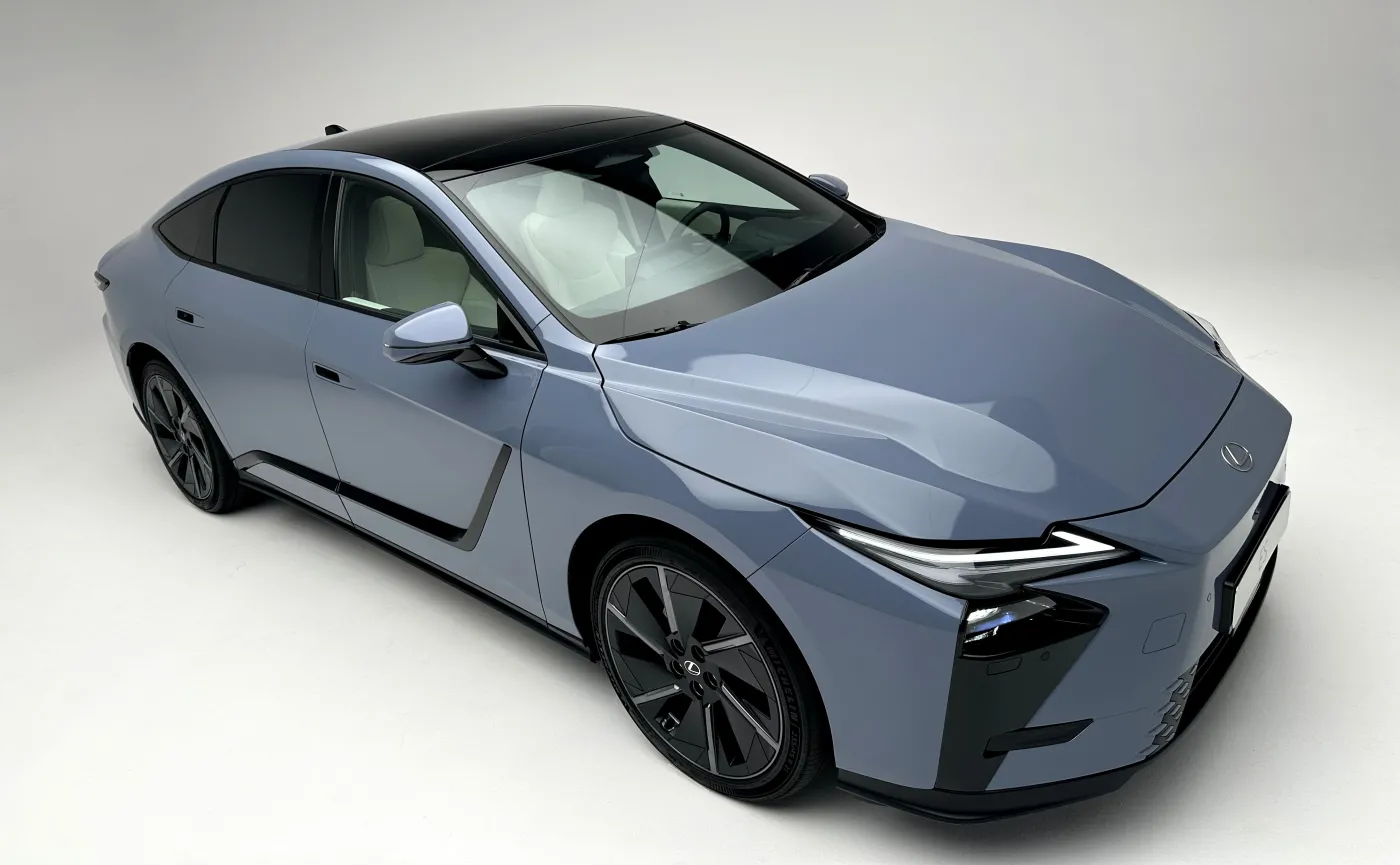 Nowy Lexus znika w ciemno. Ma silnik 2.5 i gwarancję na 10 lat. Ile kosztuje?