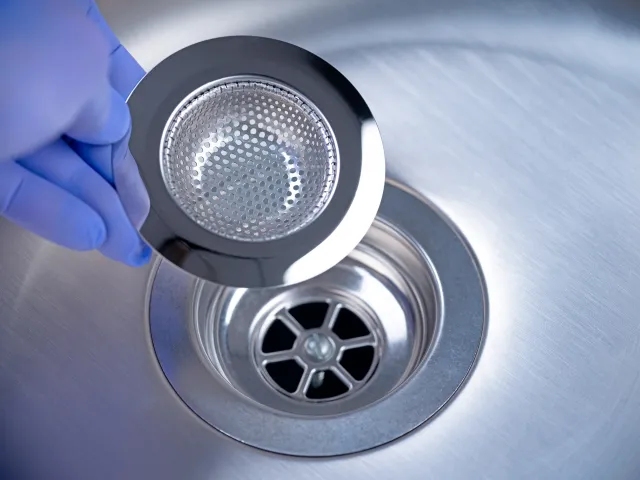 Wsyp do odpływu i zalej wrzątkiem. Brzydki zapach ze zlewu zniknie raz dwa