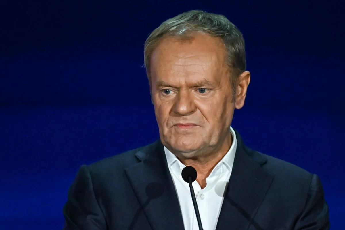 Tusk ostro komentuje incydent przed biurem PO. Wspomniał o Bąkiewiczu