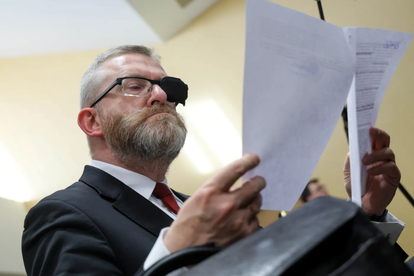 Grzegorz Braun przed sądem. Prawnik zwrócił uwagę na paradoks. "Jak bida, to do Żyda"