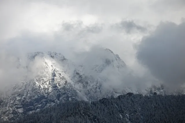 Turysta utknął w Tatrach podczas śnieżycy. Nocna akcja TOPR