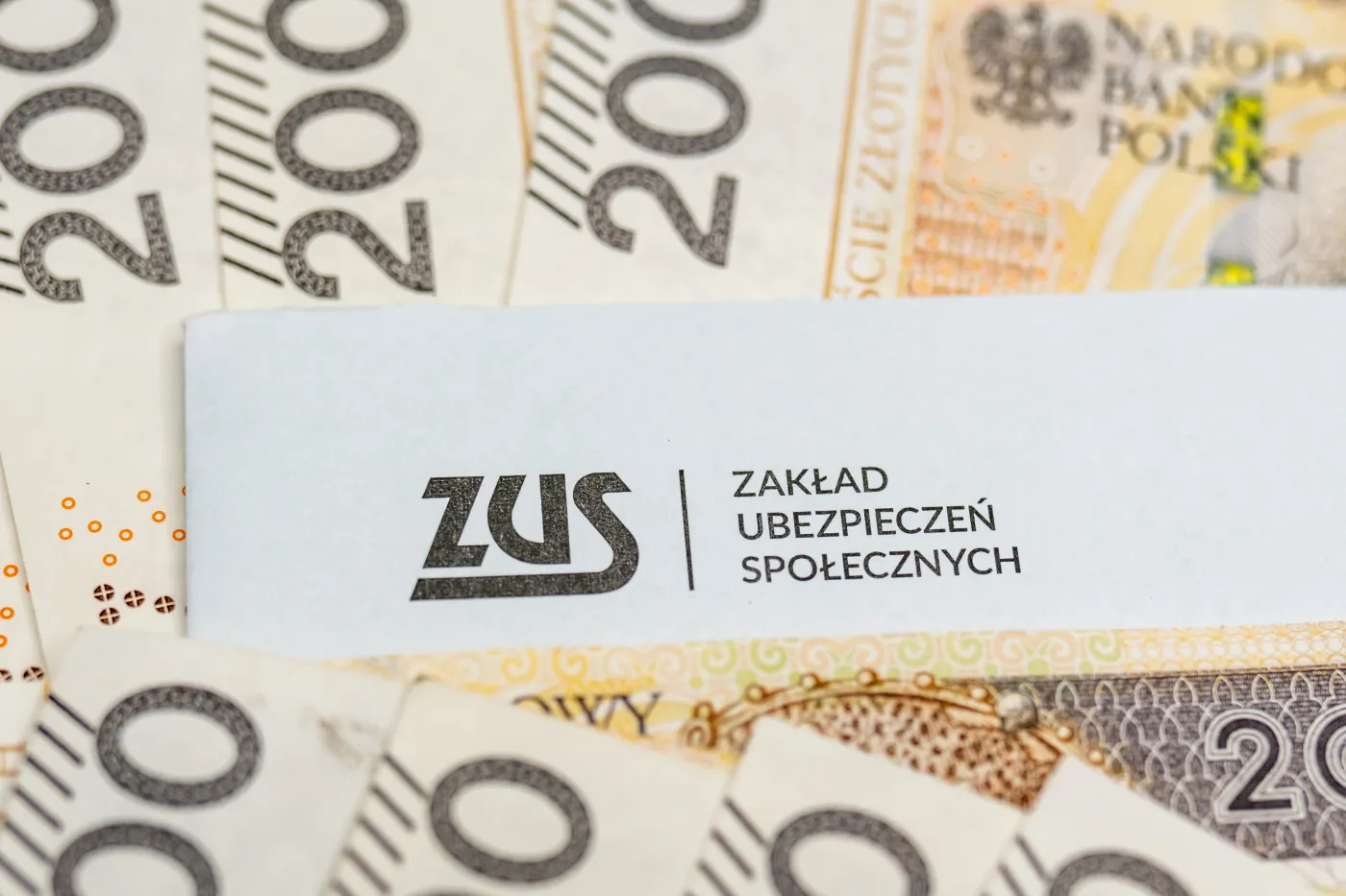 Renta wdowia od 1 stycznia 2026. Co się zmieniło? Jak łączyć własne świadczenie z rentą po małżonku?