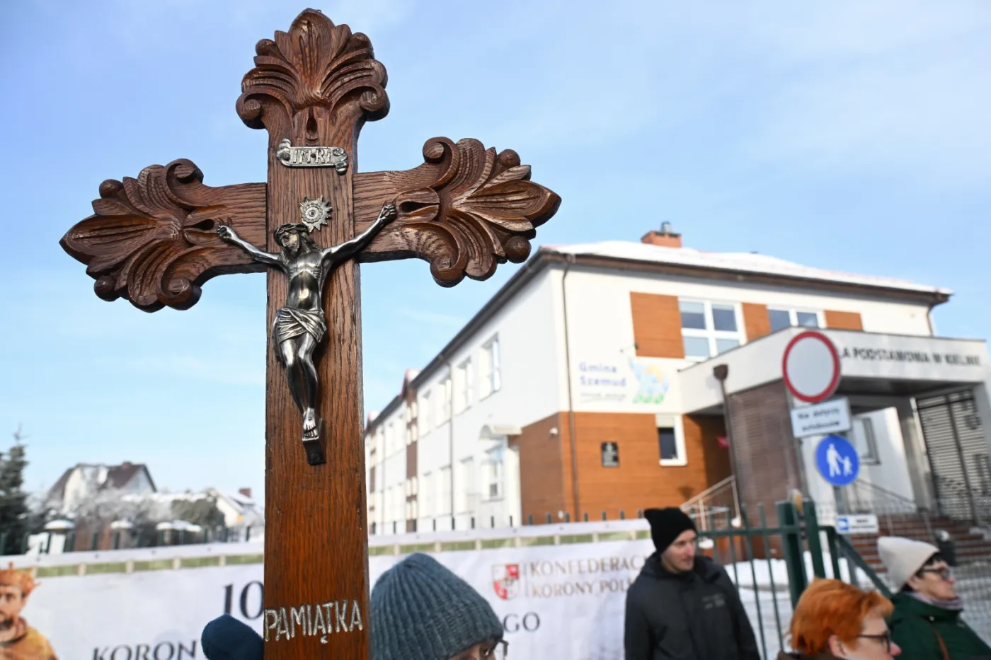 Afera o krzyż ze szkoły w Kielnie. Nauczycielka przerywa milczenie