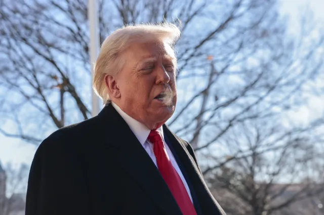 Prezydent USA pokazał środkowy palec pracownikowi fabryki. Jest nagranie