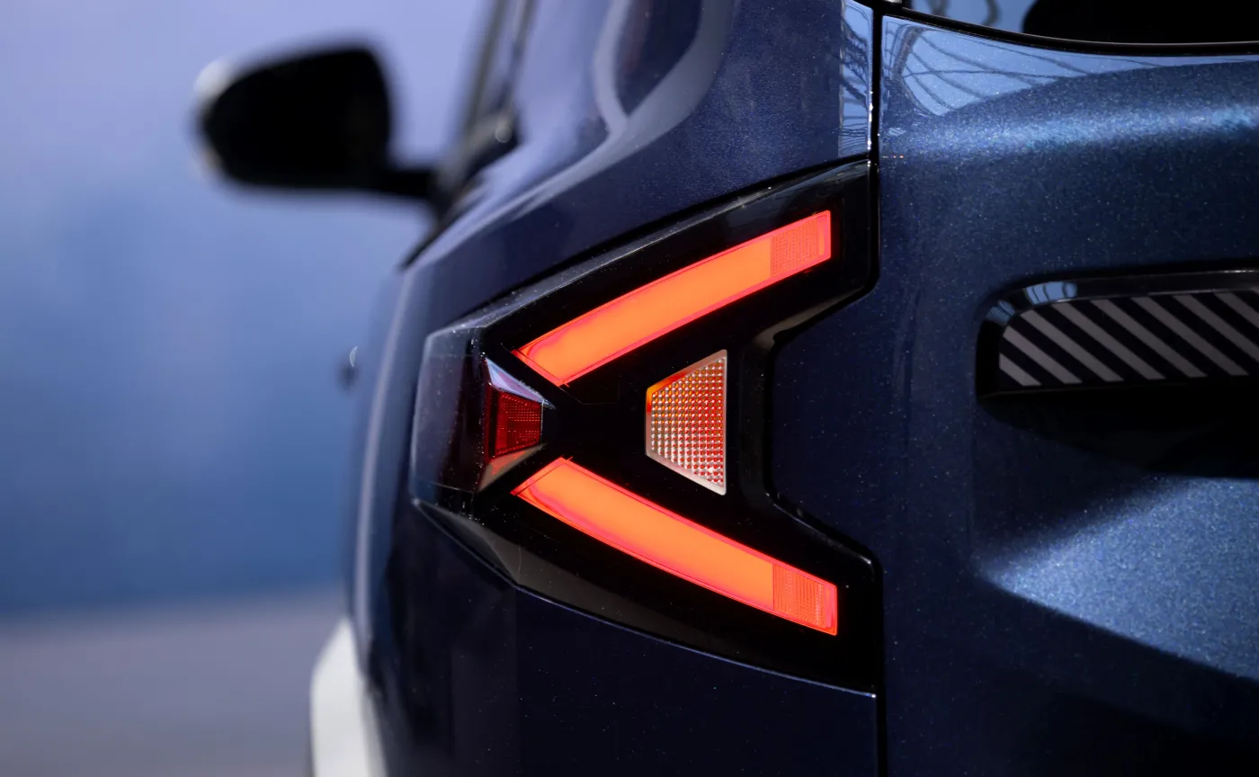 Nowa Dacia za 75 000 zł: Europejski hit uderza w tanie auta z Chin