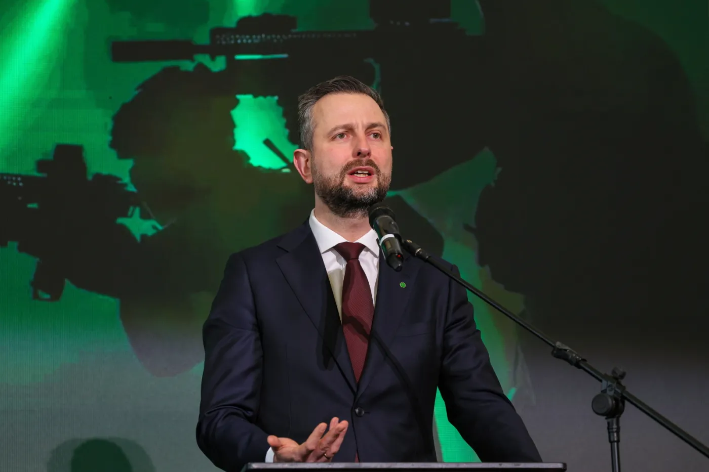 Szef MON odpowiada na "próbę obrzydzenia" programu SAFE. "Atak przyniesie "gigantyczne straty"