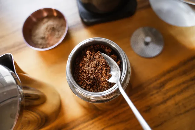 Kawa może spowolnić starzenie? Zaskakujące wyniki badania o wpływie picia kawy na zdrowie psychiczne