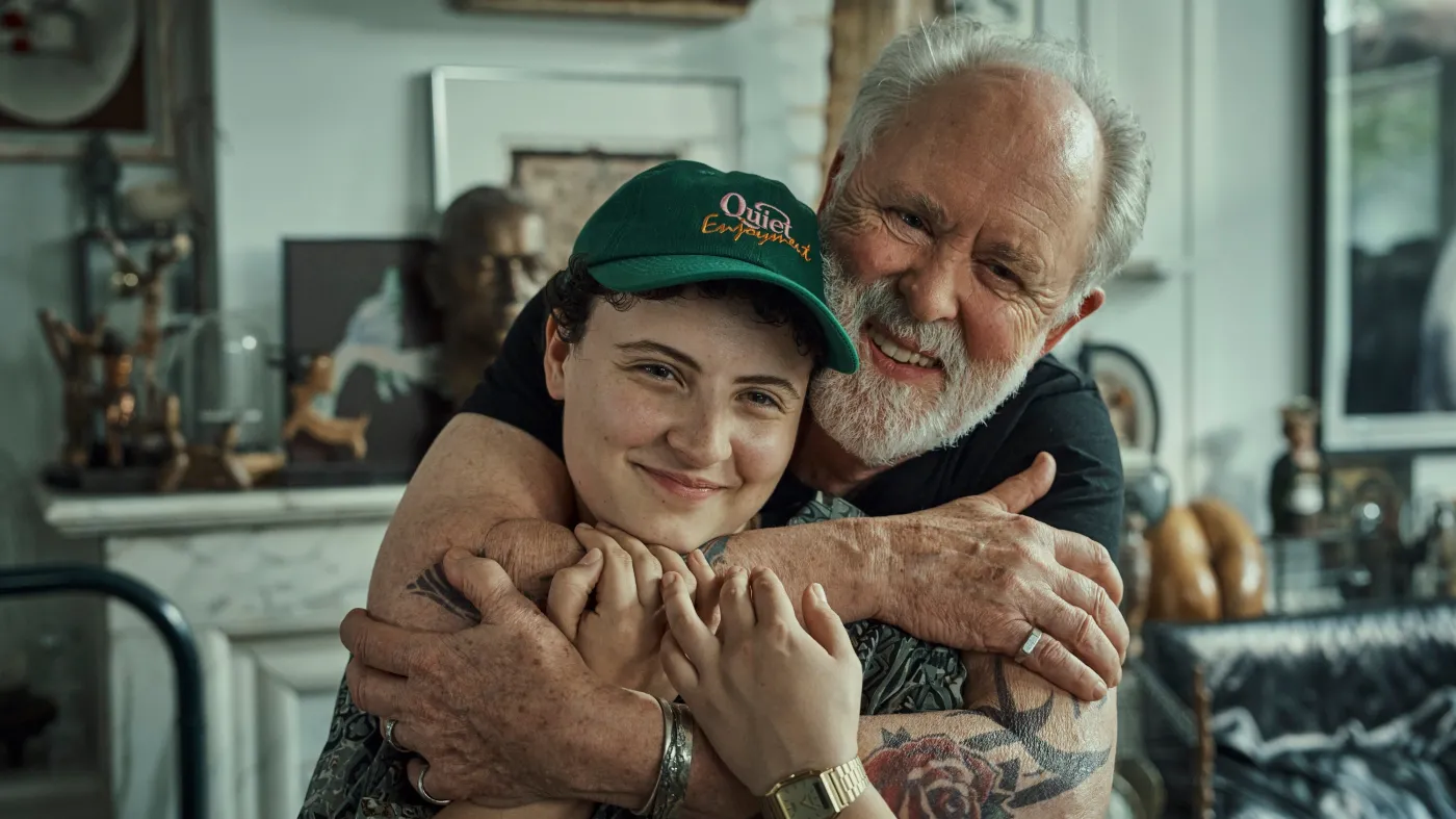 Gejowski dziadek i niebinarne wnuczę. Ważny film trafi do polskich kin