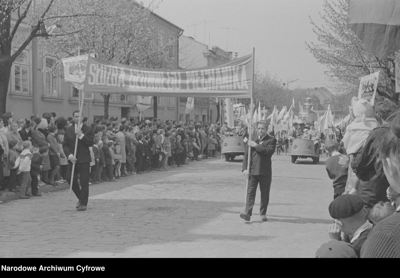 QUIZ: Majówka w PRL. Pamiętasz pochody 1 maja i pikniki? Sprawdź, ile punktów zdobędziesz