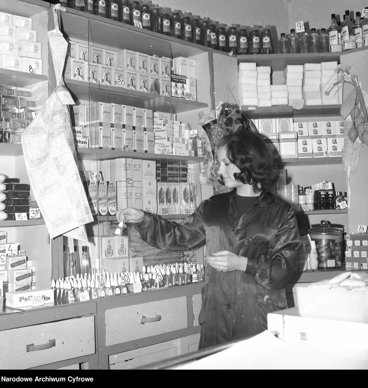 QUIZ: Kultowe kosmetyki z PRL, które znał każdy. Sprawdź, ile pamiętasz!