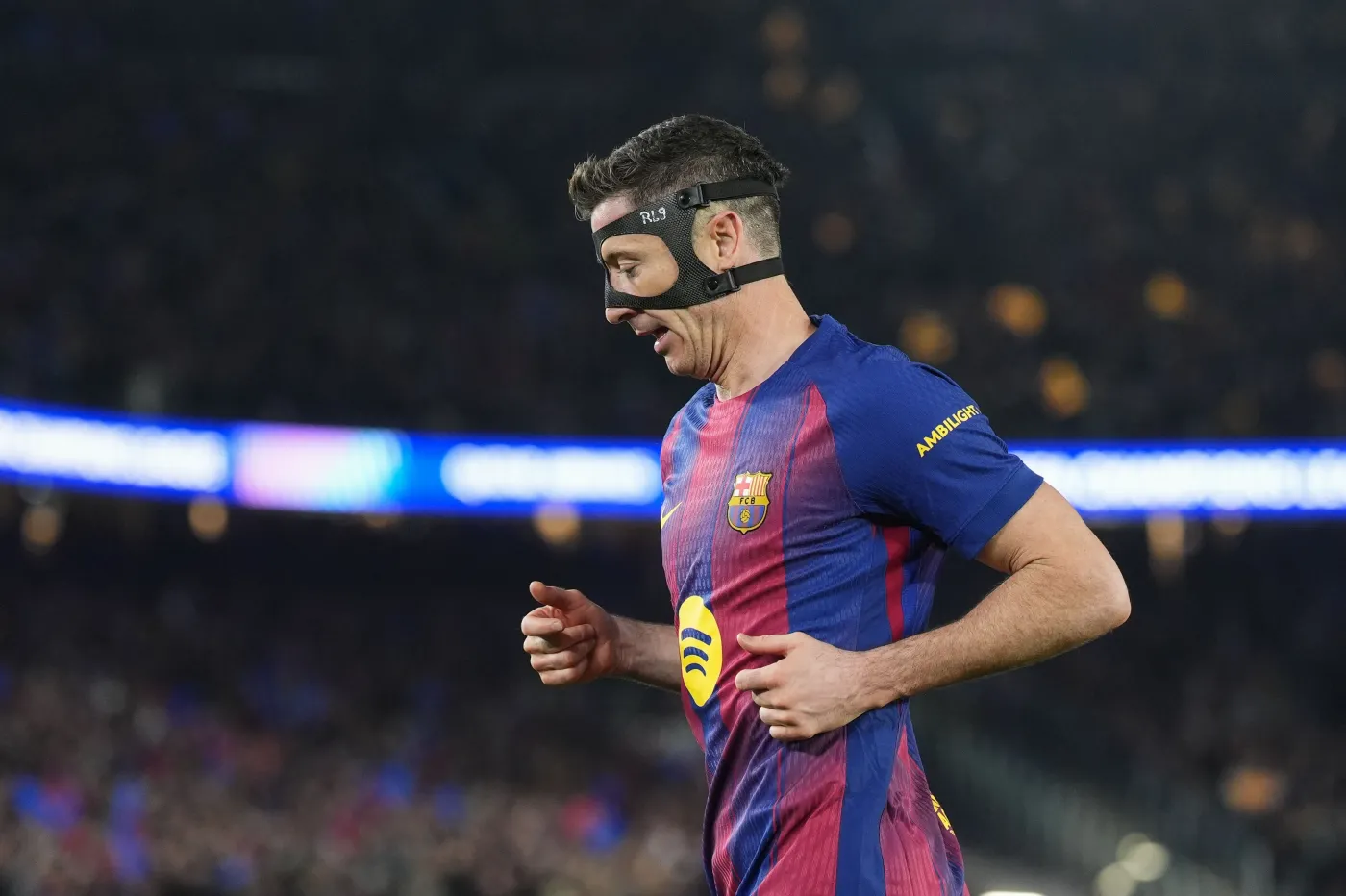 Robert Lewandowski powiedział, jak mu się gra w masce. "Nie miałem pewności, że mogę uderzać głową na 100 proc."