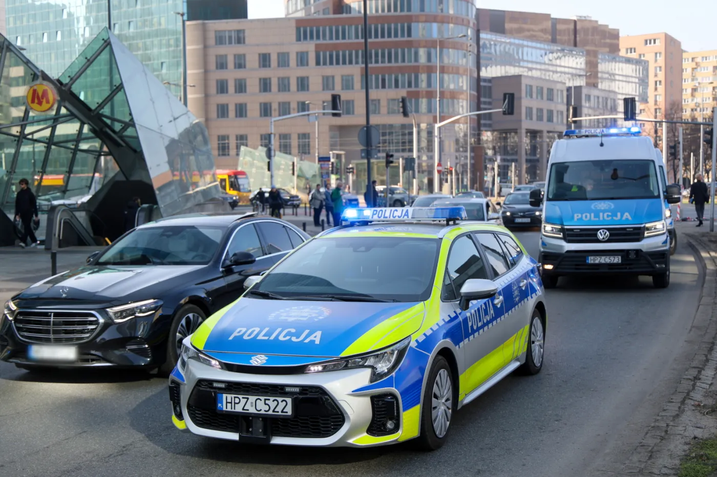 Samochód dachował w centrum Warszawy. Gigantyczne korki