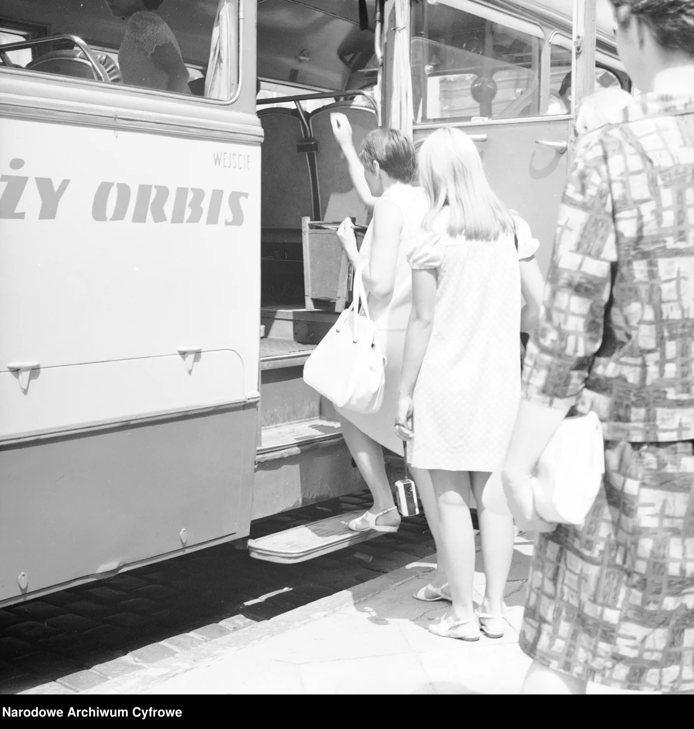 "Ta pani przyszła do mnie w tym kożuchu...". QUIZ o turystyce handlowej w PRL. Pytanie nr 5 jest podchwytliwe