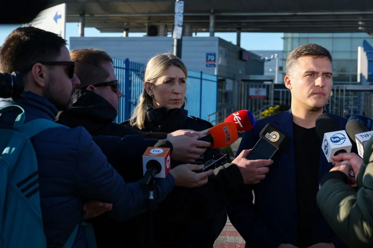 Komisarz Edyta Machnik z Zespołu Prasowego Komendy Wojewódzkiej Policji i prokurator Paweł Jasiak z Prokuratury Okręgowej w Łodzi podczas wypowiedzi dla mediów przed fabryką Gillette w Łodzi