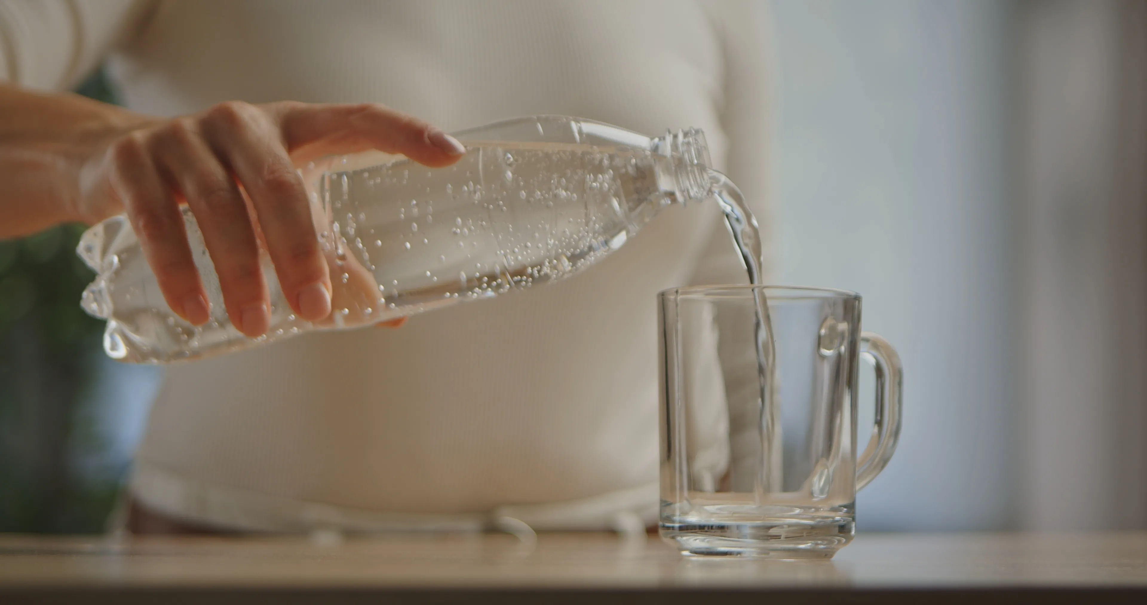 Kiedy pić wodę, by chronić serce i nerki? Oto optymalne godziny