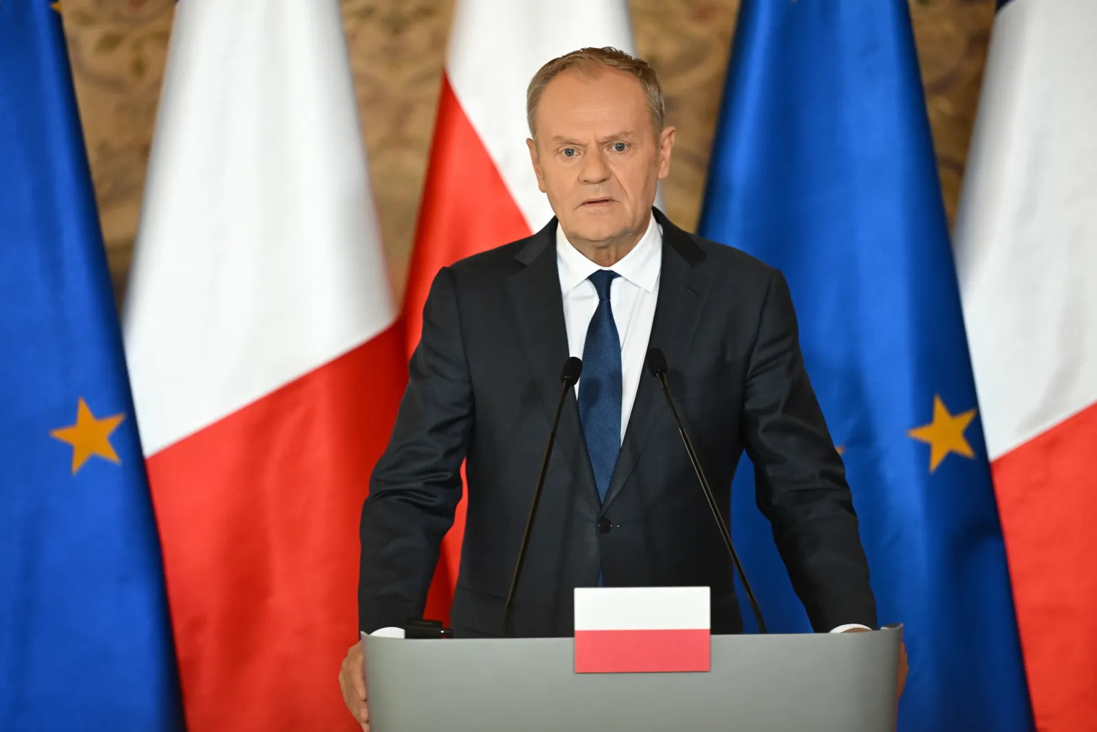 Mocne słowa Tuska na konferencji z Macronem. "Putin ewidentnym beneficjentem"
