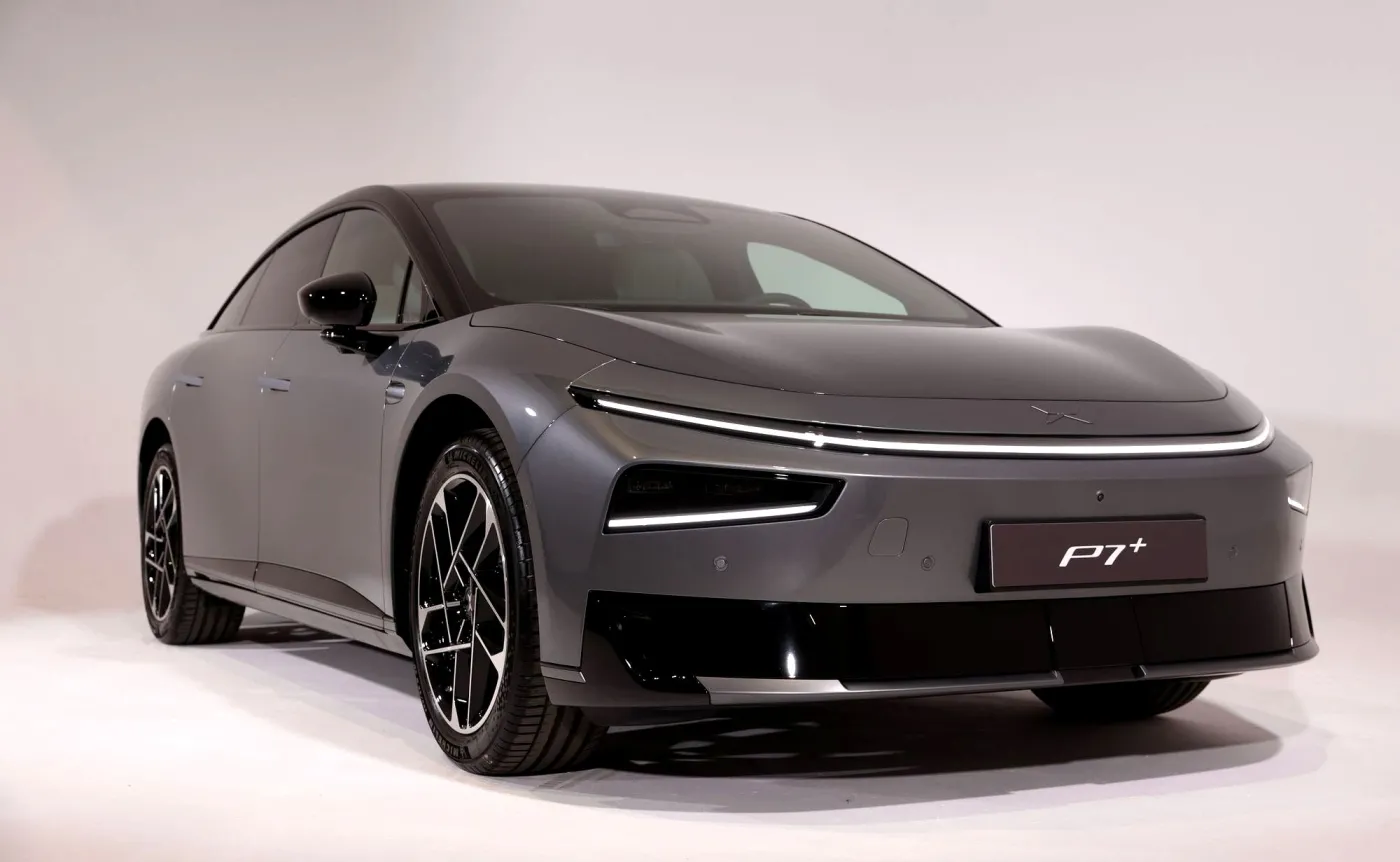 Nowy elektryczny XPENG P7+ w kolorze Galaxy Gray na polskiej premierze. Widok na przód auta, nowoczesne reflektory LED i 20-calowe felgi