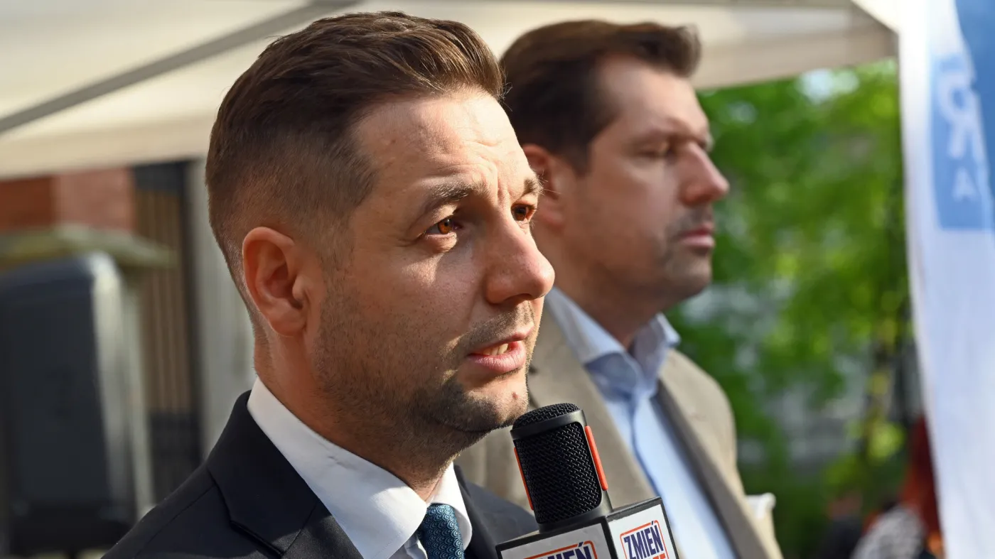 Patryk Jaki i Tobiasz Boche?ski przed UJ w Krakowie