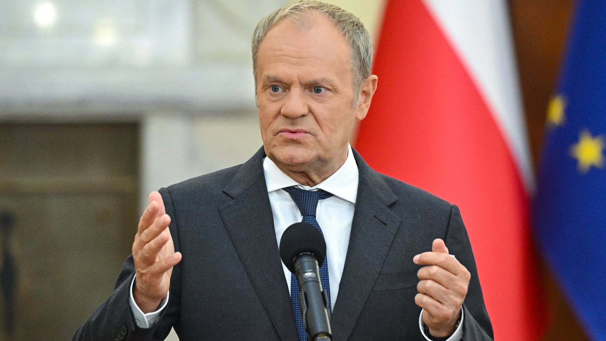Odesłany Order już na biurku Nawrockiego. "Jeszcze Tusk musi złożyć podpis"