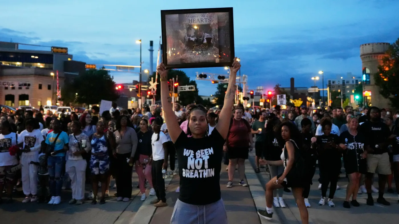 Czarny mężczyzna zastrzelony przez policję. Setki ludzi na ulicach USA