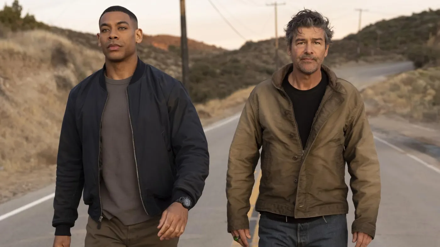 Aaron Pierre i Kyle Chandler w serialu "Latarnie"