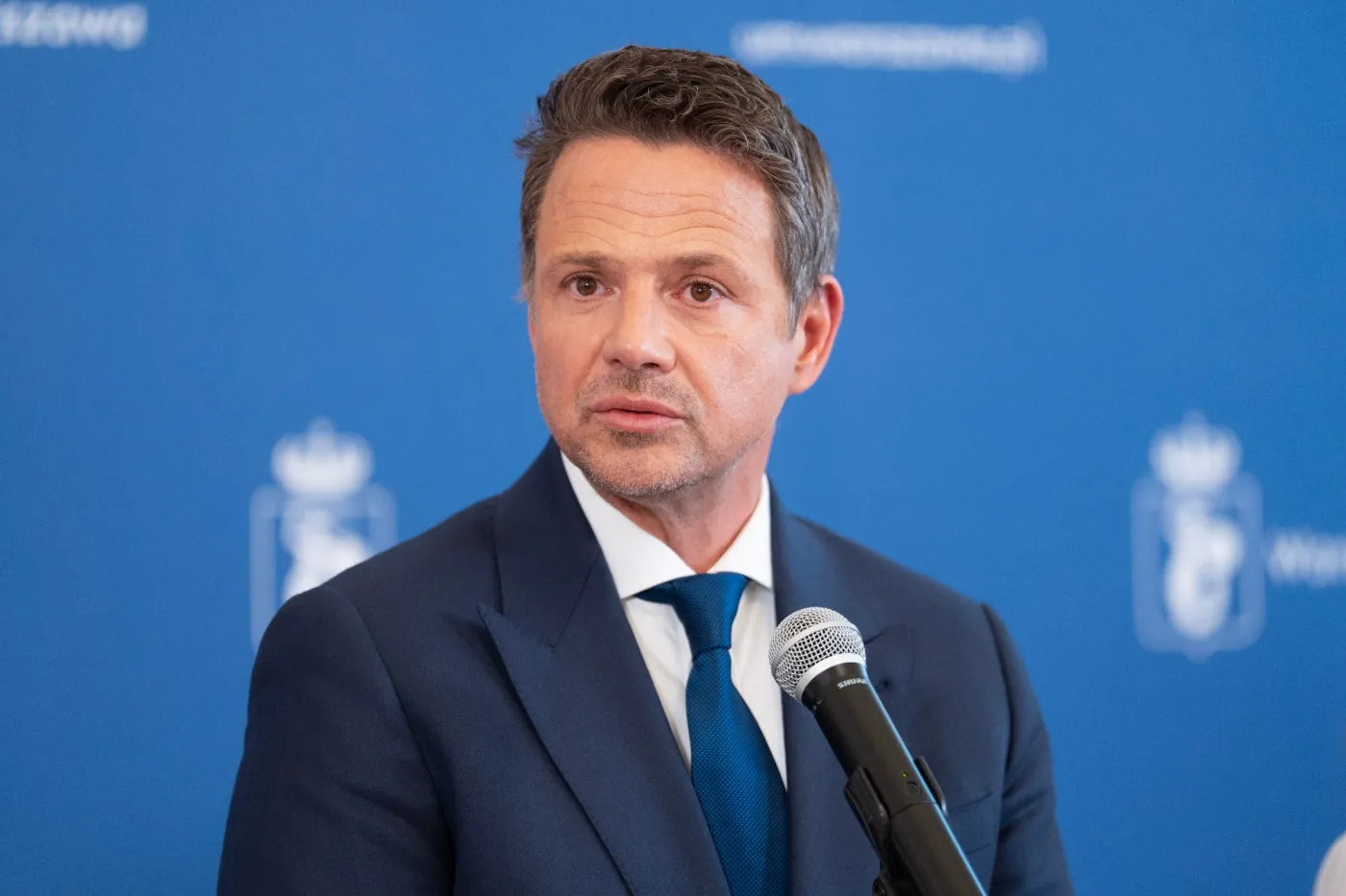 Warszawa 14.05.2026 Przezydent Warszawy Rafał Trzaskowski i posłanka KO Dorota Łoboda (L) podczas konferencji prasowej w Urędzie m.st Warszawy. Konferencja dotyczyła transkrypcji aktu małżeństwa osób jednej płci. Fot. Wojtek Górski