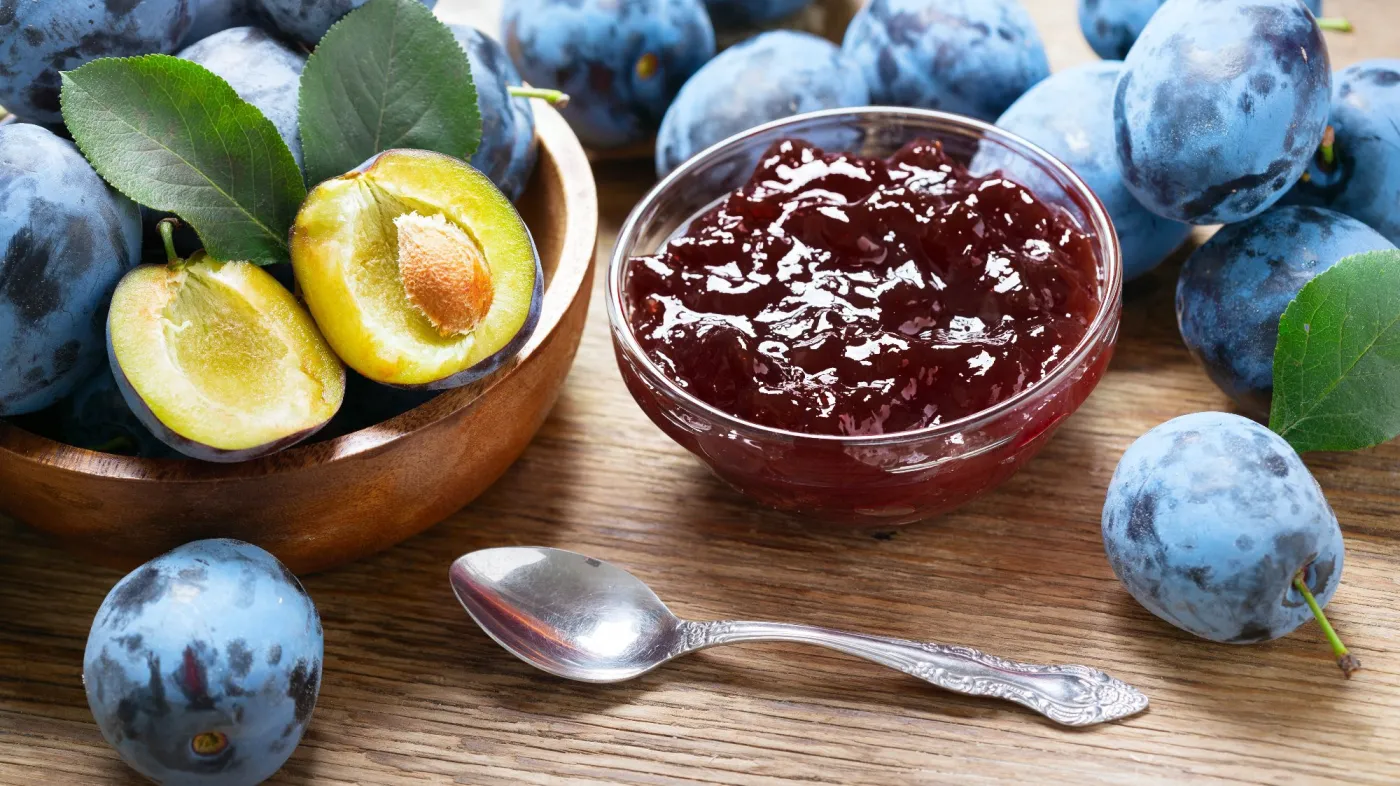 Bowl,Of,Plum,Jam,And,Fresh,Fruits,On,A,Wooden