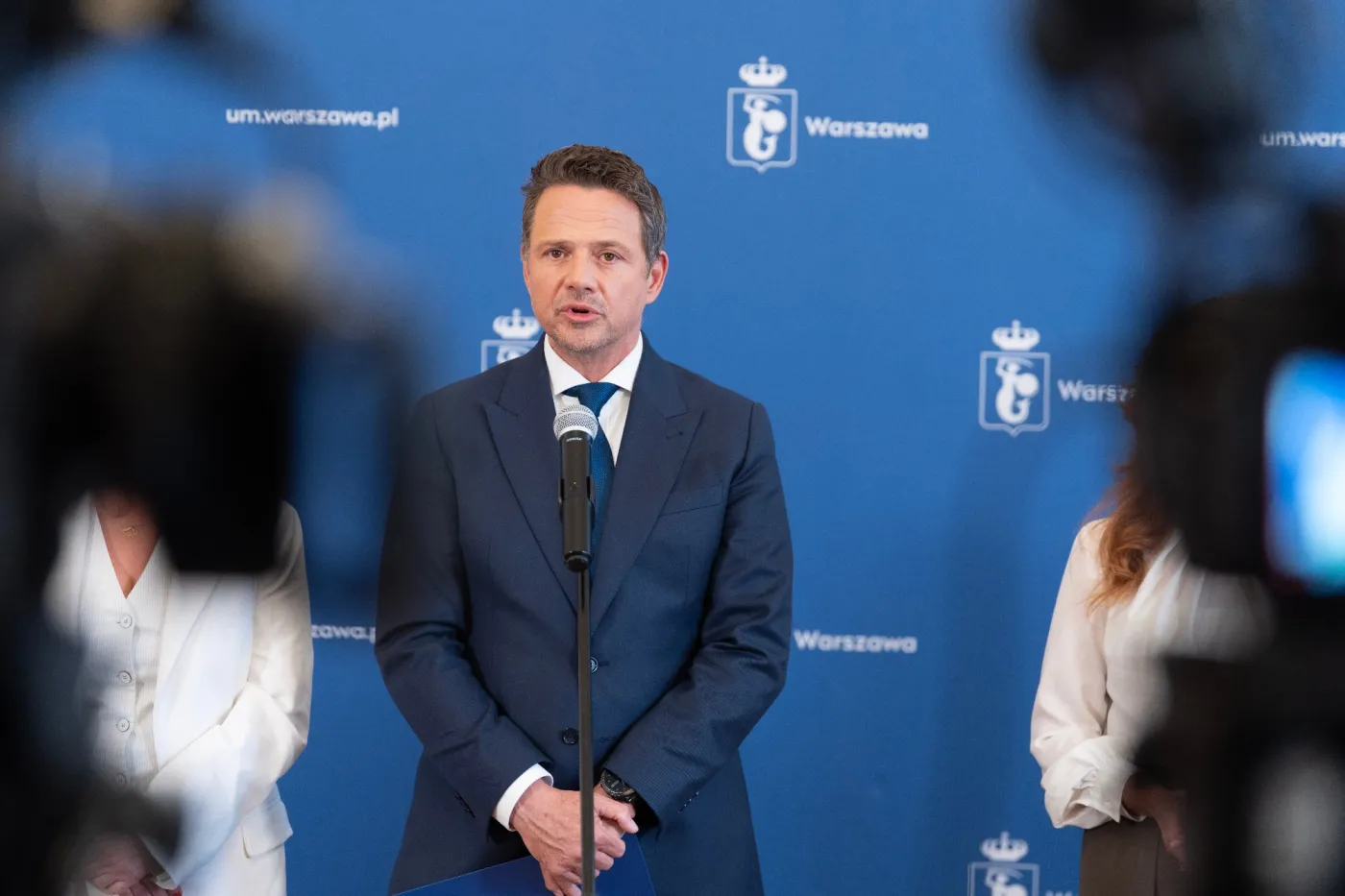 Warszawa 14.05.2026 Przezydent Warszawy Rafał Trzaskowski i posłanka KO Dorota Łoboda (L) podczas konferencji prasowej w Urędzie m.st Warszawy. Konferencja dotyczyła transkrypcji aktu małżeństwa osób jednej płci. Fot. Wojtek Górski