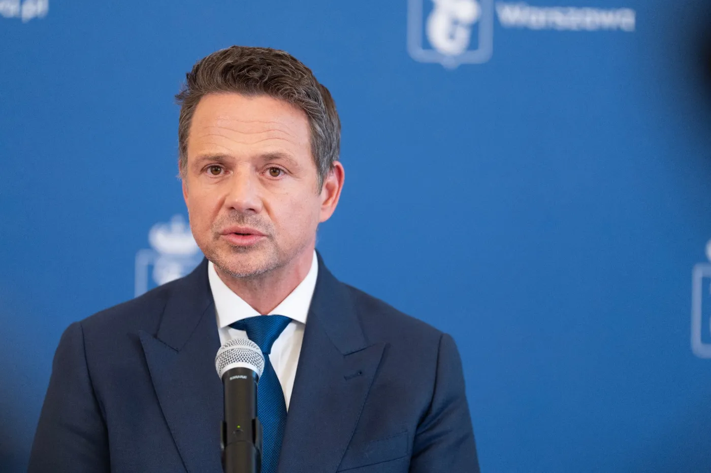 Warszawa 14.05.2026 Przezydent Warszawy Rafał Trzaskowski i posłanka KO Dorota Łoboda (L) podczas konferencji prasowej w Urędzie m.st Warszawy. Konferencja dotyczyła transkrypcji aktu małżeństwa osób jednej płci. Fot. Wojtek Górski