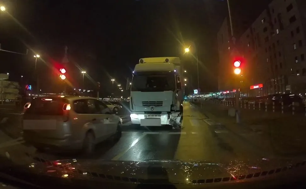 TIR-em taranował samochody w Warszawie. Zarzuty i areszt dla kierowcy ciężarówki