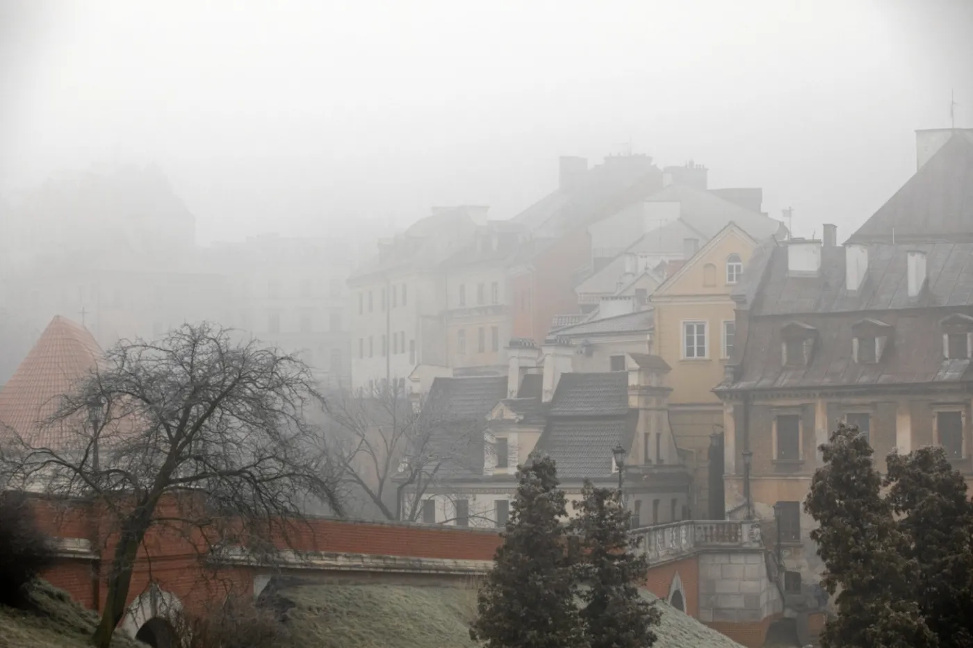 Smog dusi Polskę. Dziś lepiej nie wychodzić z domu [ZDJĘCIA]