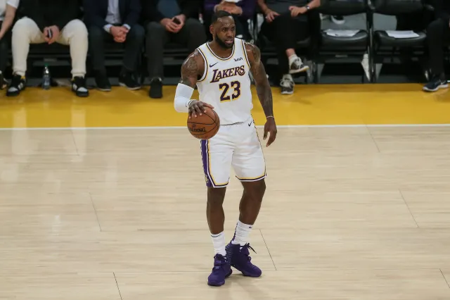 Liga NBA: LeBron James z 10. triple-double. 47 punktów Damiana Lillarda