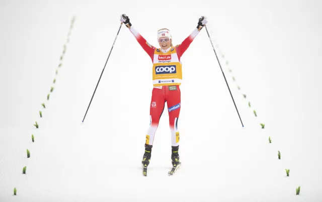 PŚ w biegach: Johaug za silna dla rywalek. Wygrała z dużą przewagą