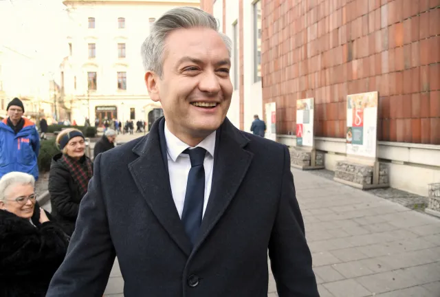 Biedroń jako Kwaśniewski 2.0: Trzeba odpartyjnić media publiczne i sądy [ROZMOWA]