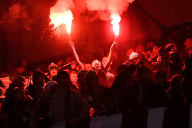 Skandaliczne zachowanie kiboli Lechii. Rzucali racami w kobiety i dzieci [WIDEO]