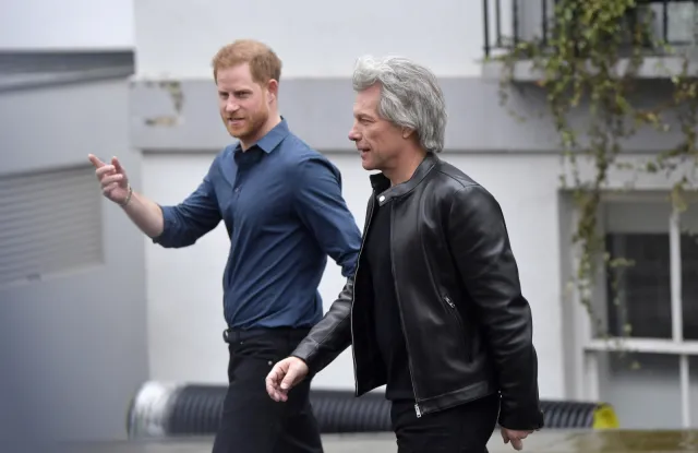 Książę Harry w studiu nagraniowym wraz z Jonem Bon Jovi