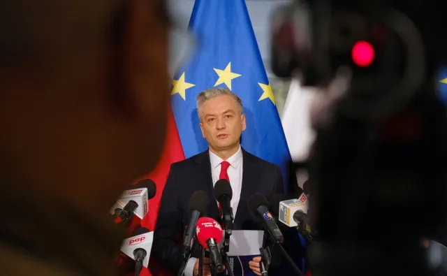 Biedroń: Oczekuję, że Morawiecki przymusi Kościół do odwołania mszy