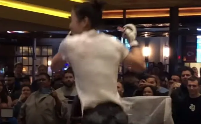 Rywalka Joanny Jędrzejczyk pokazała polskim kibicom środkowy palec [WIDEO]