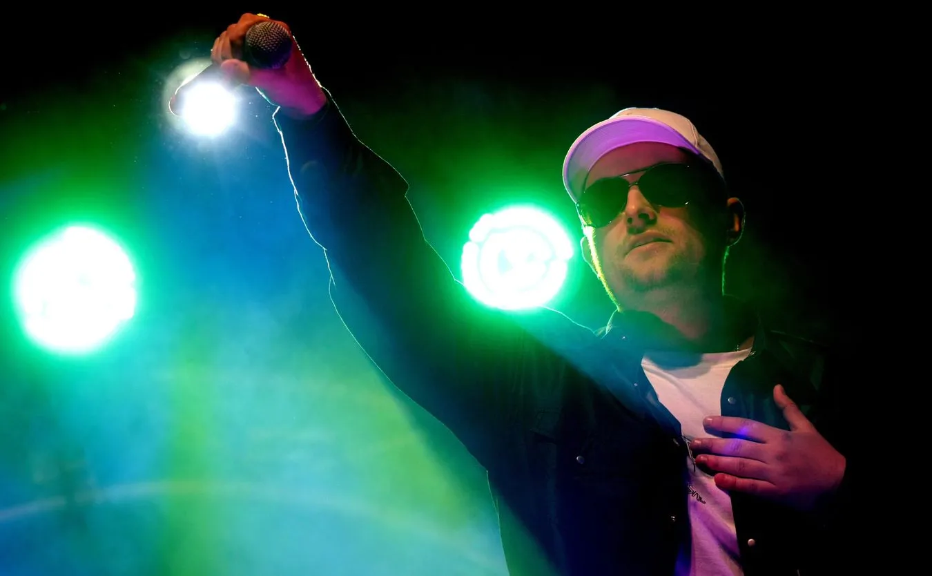 Niedowidzący polski muzyk rapuje o koronawirusie [WIDEO]