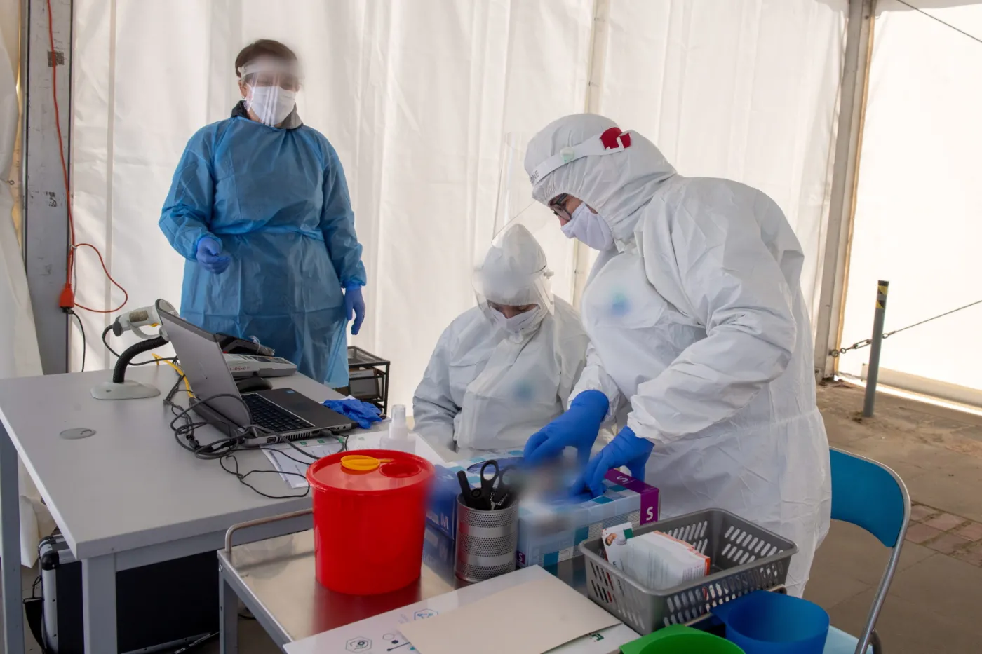 Pierwsze donosy na lekarzy w prokuraturze. Druga strona medalu to hejt prowadzący do tragedii