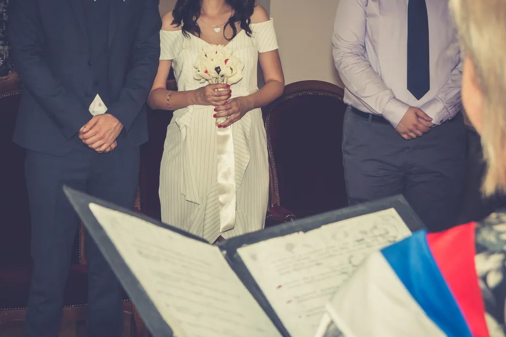 Tego już nie da się zatrzymać? Różne powody, dla których Polacy coraz częściej wybierają ślub cywilny zamiast kościelnego