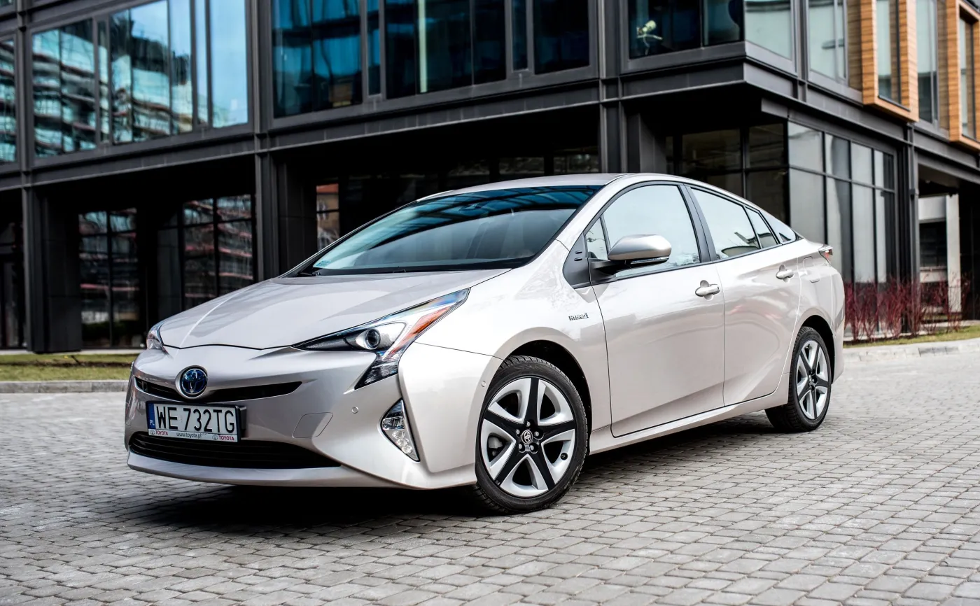 12547788-toyota-prius.jpg