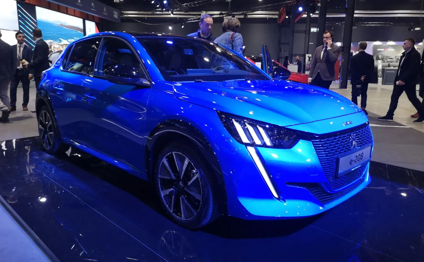 12768743-peugeot-e-208.jpg