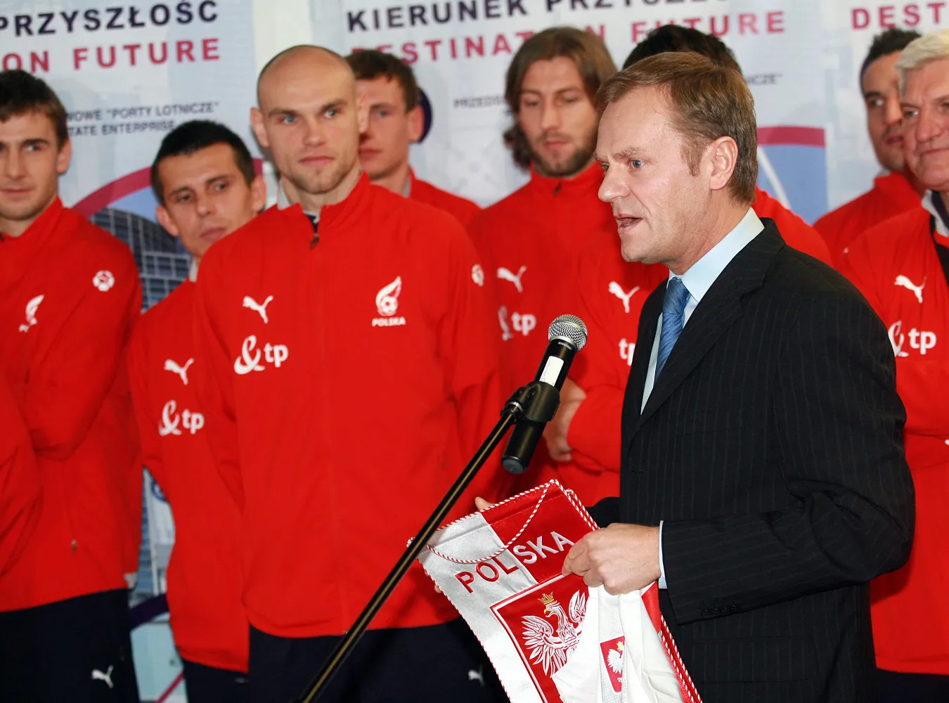 Premier Tusk powitał piłkarzy na lotnisku