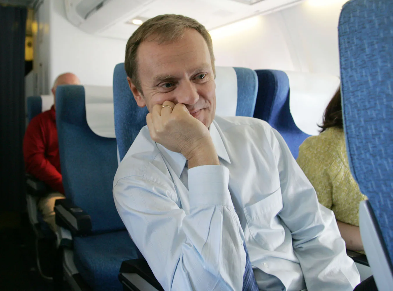 Sondaż: Rząd powinien latać LOT-em