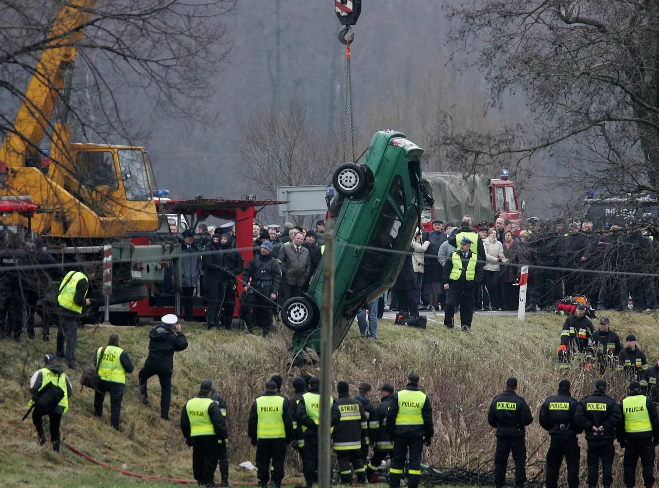 Wydobycie samochodu, w którym zginęli policjanci