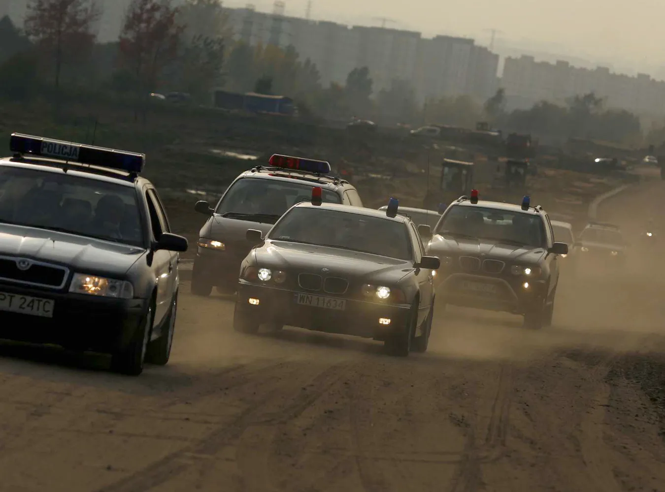 17.10.2007 Elblag byly poligon wojskowy Modrzewina miejsce w ktorym ma powstac nowe osiedle mieszkaniowe wizyta premiera Jaroslawa Kaczynskiego 

nz kolumna samochodow premiera

Fot. Wojciech Grzedzinski