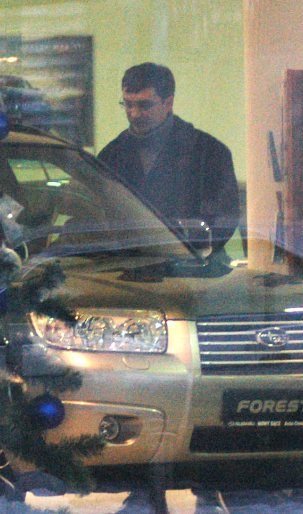 Były minister przygląda się terenowemu subaru forester