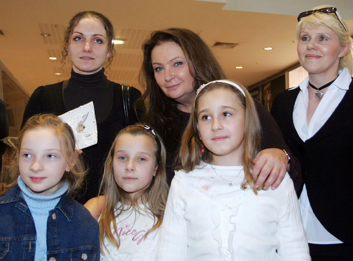 KRAKOW GALERIA KAZIMIERZ

FUNDACJA ANNY DYMNEJ MIMO WSZYSTKO

PRZEKAZANIE SAMOCHODU NISSAN RODZINIE PIECIORACZKOW Z BOCHNI

NA ZDJECIU  KATARZYNA GORKA MATKA  ANNA DYMNA I DZIECI

2007 12 06

FOT MICHAL NOWAK  PREVIEW