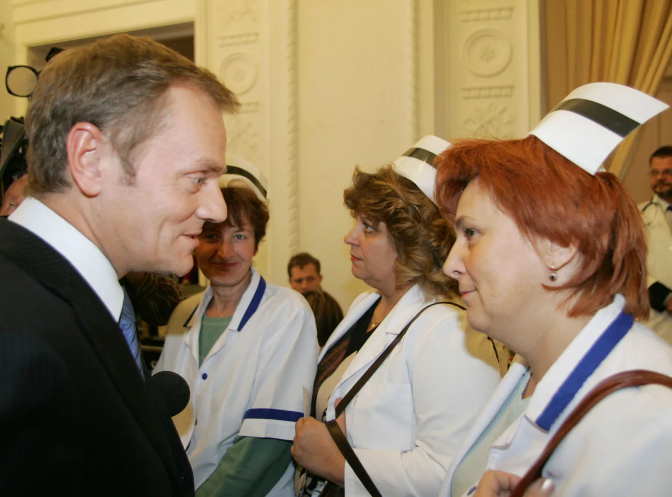 10.10.2007 Warszawa Teatr Studio podpisanie porozumienia wyborczego majacego gwarantowac reforme sluzby zdrowia pomiedzy Platforma Obywatelska a Porozumieniem Zielonogorskim lekarzy
nz Donald Tusk i pielegniarki
Fot. Piotr Kowalczyk